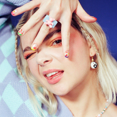 stick to it - abstract product from Lottie